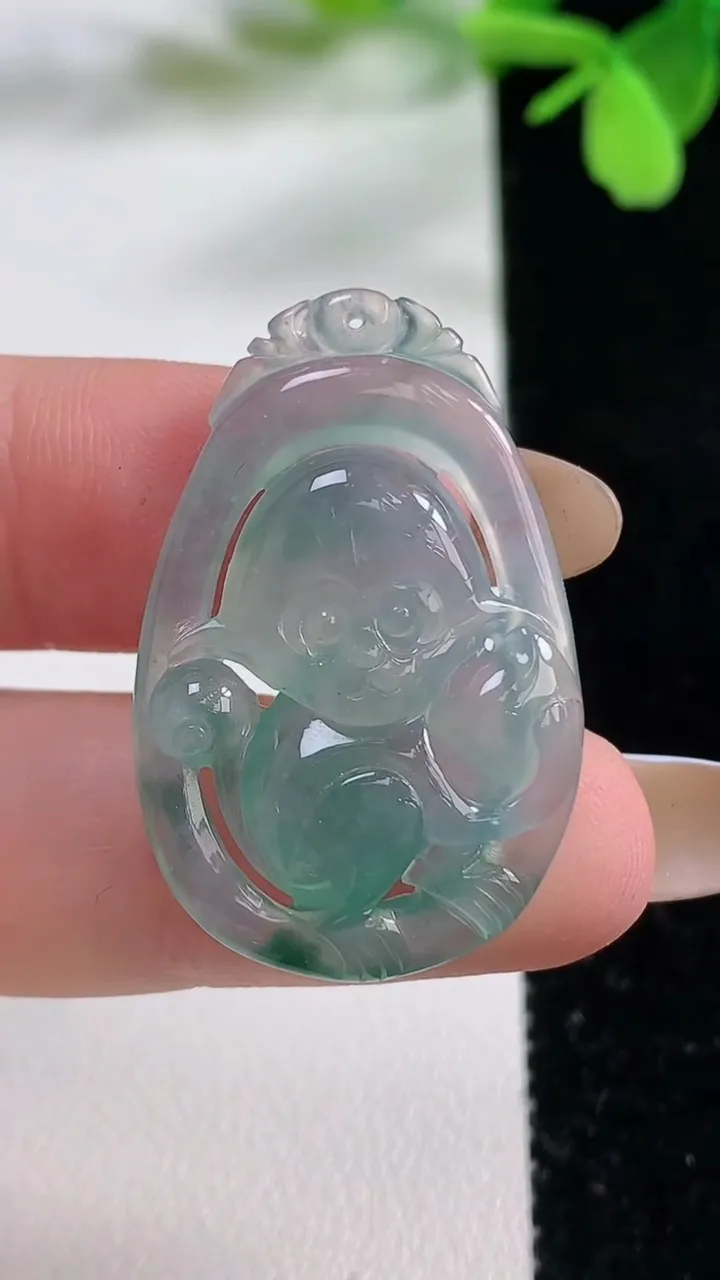 天然A货翡翠冰种飘花生肖猴吊坠，尺寸33.2-21.7-4.6，重:5.64g
11月1日