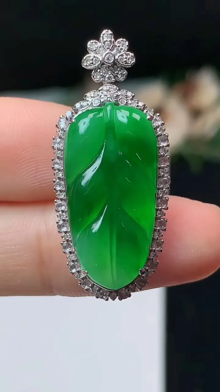 天然A货翡翠金枝玉叶 叶子吊坠，尺寸33.3-14.7-7.7，裸石22.5-11.2，重量:5.00g
11月1日，重量:5.00g