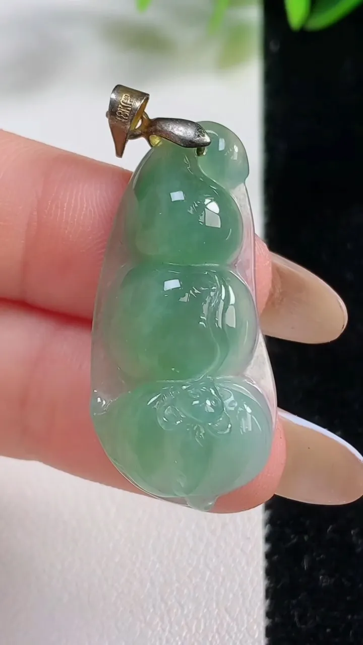 天然A货翡翠福豆吊坠，尺寸35.2-17.2-7.2，重:5.18g
11月1日