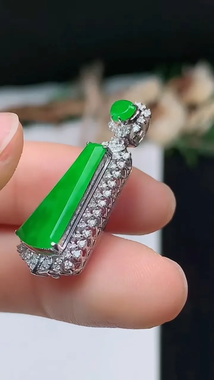 天然A货翡翠无事牌吊坠，尺寸30.2-12-8.3，裸石17.6-8，重量:3.17g
11月1日