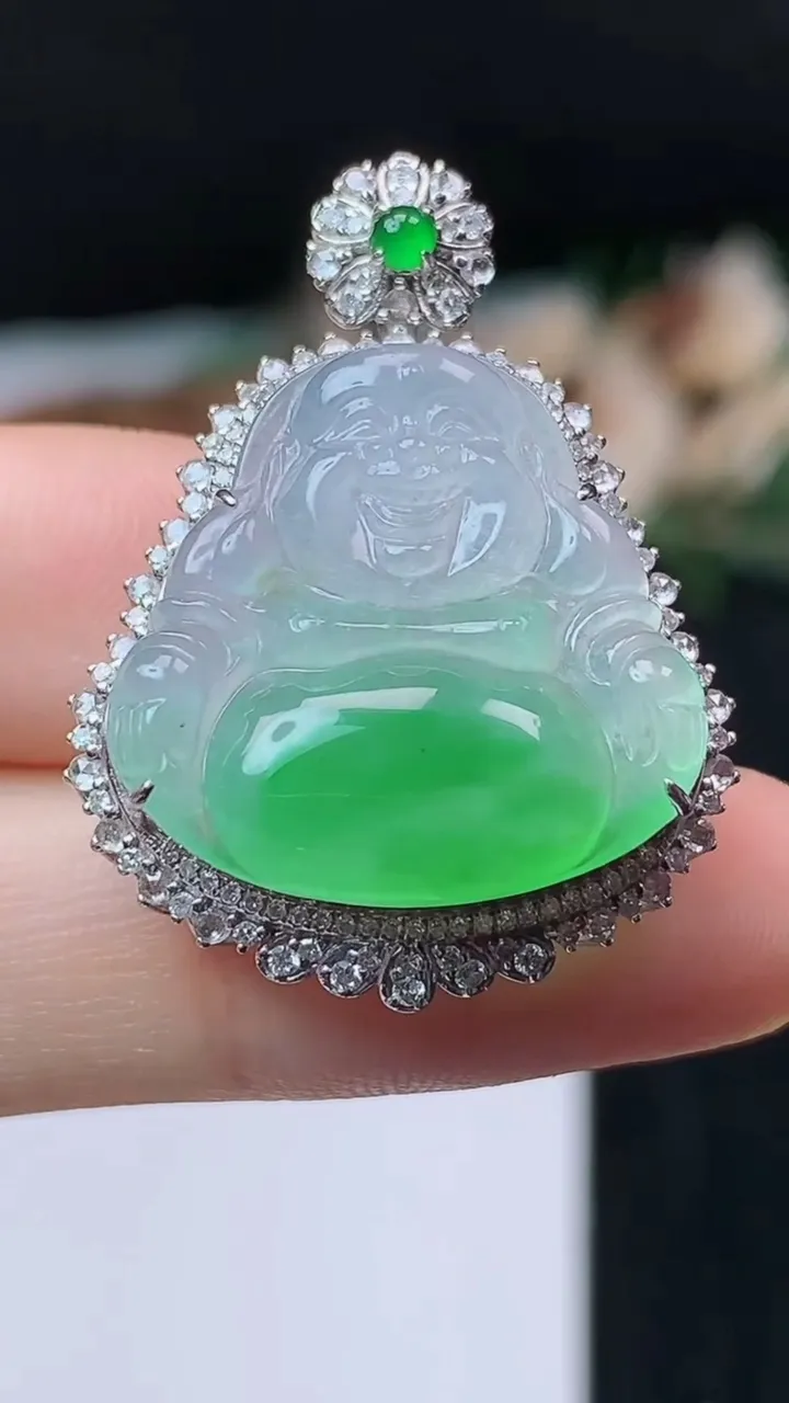 天然A货翡翠佛公吊坠，尺寸33.2-24.7-10.5，裸石20.4-21.2，重量:6.44g
1