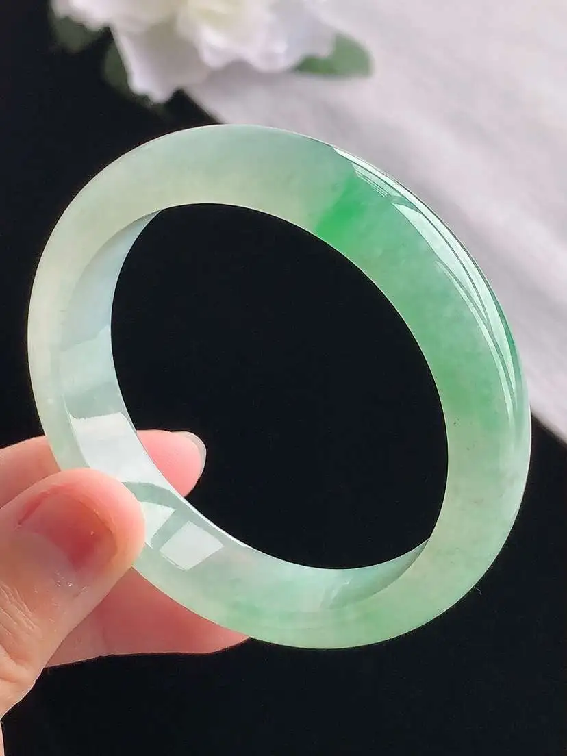 a货翡翠老坑冰种飘绿正装正圈手镯52-53小圈口  尺寸52.5×12.5×7.5mm 重量48.93g 1031