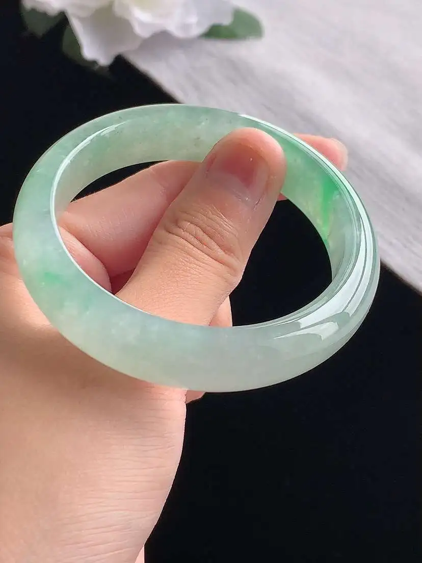 a货翡翠老坑冰种飘绿正装正圈手镯52-53小圈口  尺寸52.5×12.5×7.5mm 重量48.93g 1031
