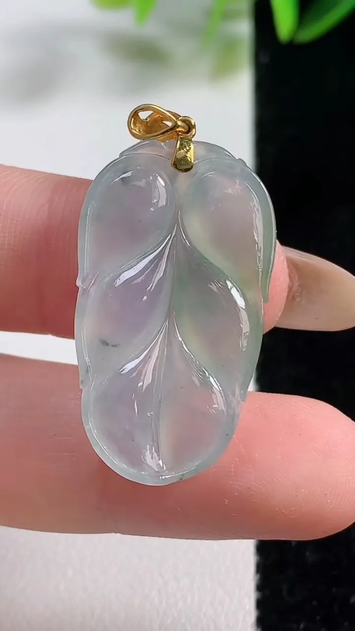 天然A货翡翠金枝玉叶 叶子吊坠，尺寸30.2-13-3.6，重:4.34g
11月1日