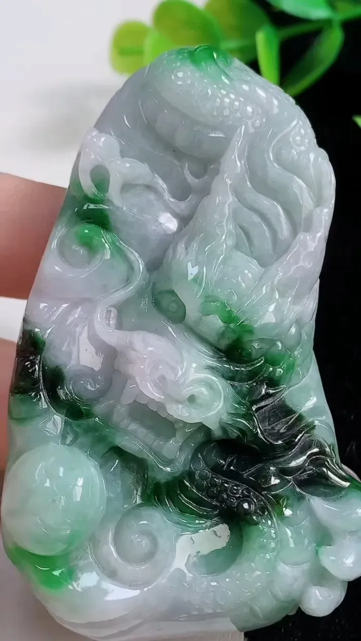 天然A货翡翠龙牌吊坠，尺寸75-44-13，重:73.34g
11月1日