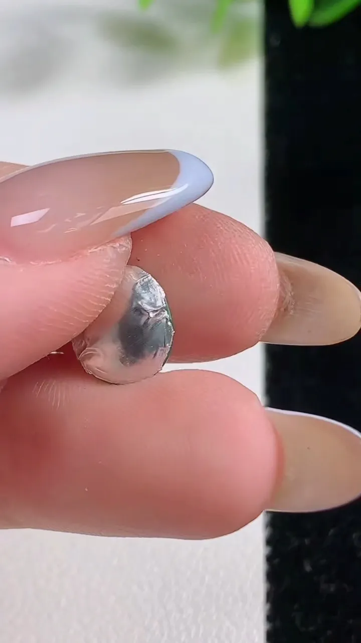 天然A货翡翠蛋面镶嵌件，尺寸9.5-8.4-3.3，重:0.48g
11月1日