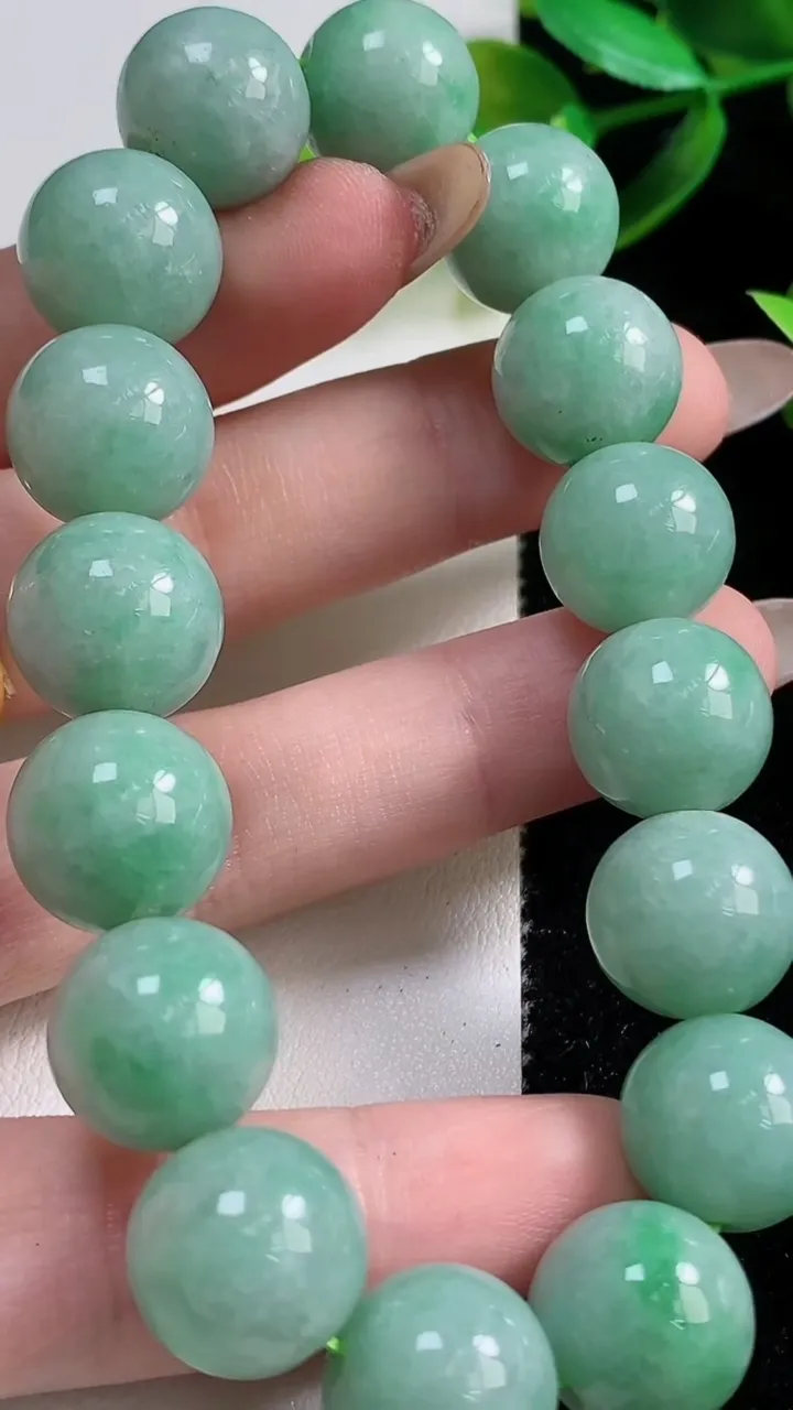 天然A货翡翠圆珠手串，尺寸13.2-16颗，重:64.36g11月1日
工厂直销收藏佳品,种好水足，色泽均匀，有种有色，上手高大气！