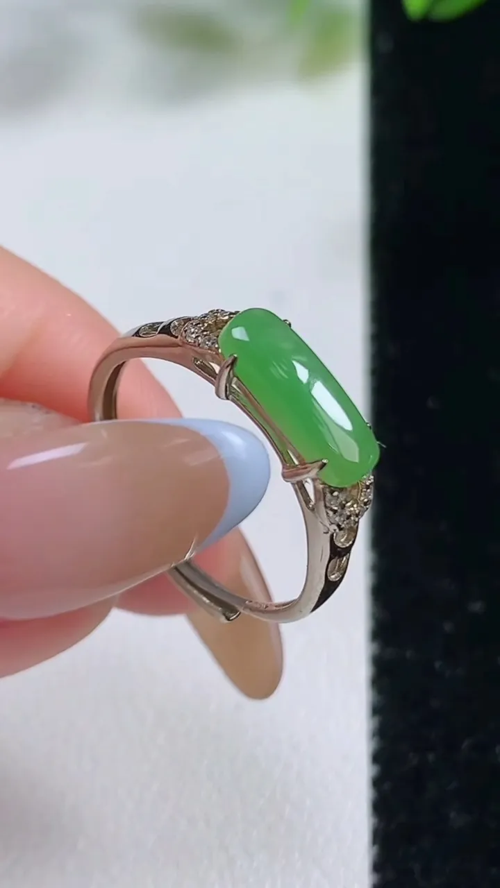 天然A货翡翠马鞍戒指，尺寸10.9-3.7-2.3，重:1.44g2025年11月1日
工厂直销收藏佳品,种好水足，色泽均匀，有种有色，上手高大气！