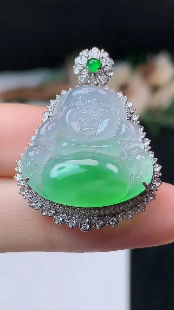 天然A货翡翠佛公吊坠，尺寸33.2-24.7-10.5，裸石20.4-21.2，重量:6.44g
11月1日