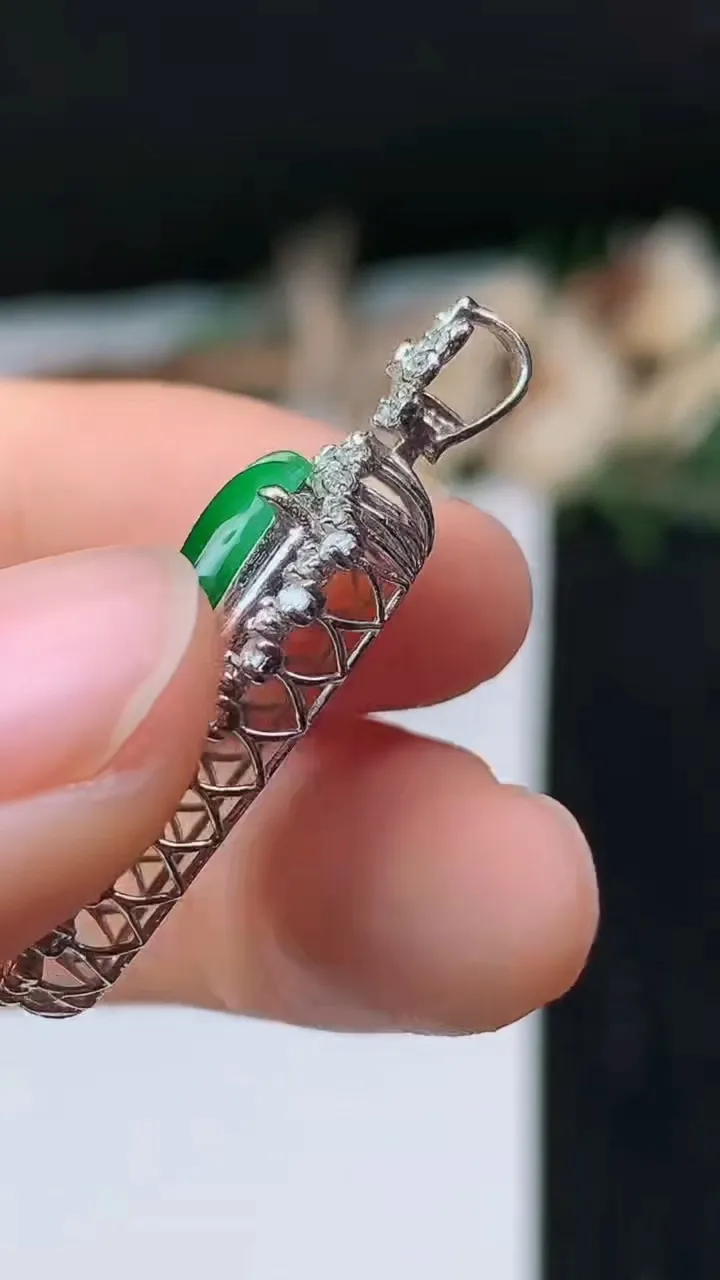 天然A货翡翠金枝玉叶 叶子吊坠，尺寸33.3-14.7-7.7，裸石22.5-11.2，重量:5.00g
11月1日，重量:5.00g