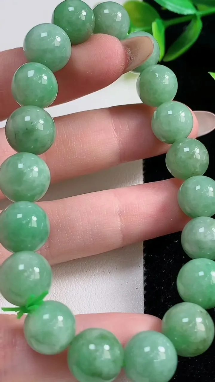 天然A货翡翠圆珠手串19颗，尺寸10.5，重:39.93g11月1日
工厂直销收藏佳品,种好水足，色