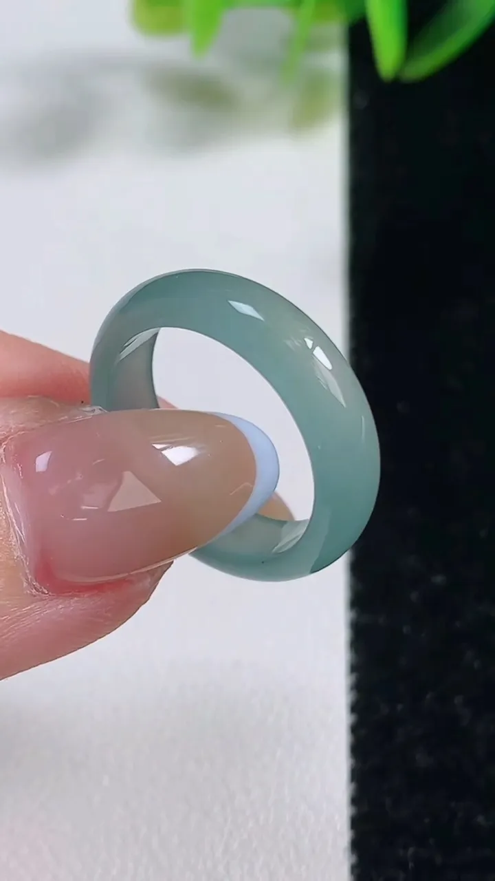 天然A货翡翠指环戒指，尺寸17.1-5.8-2.7，重:2.59g2025年11月1日
工厂直销收藏佳品,种好水足，色泽均匀，有种有色，上手高大气！