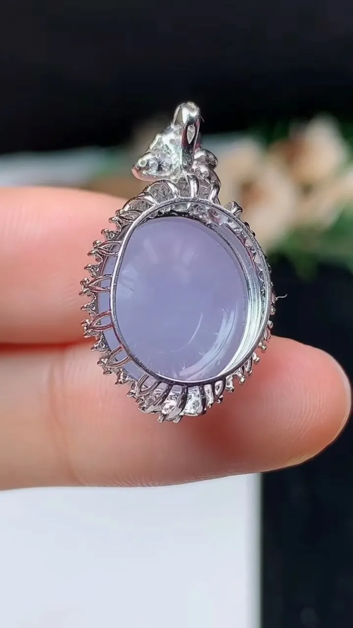 天然A货翡翠k金紫罗兰蛋面吊坠，尺寸25.8-15.9-11.8，裸石14.5-12.7，重量:4.32g
11月1日