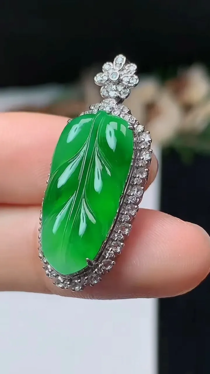 天然A货翡翠金枝玉叶 叶子吊坠，尺寸33.3-14.7-7.7，裸石22.5-11.2，重量:5.00g
11月1日，重量:5.00g