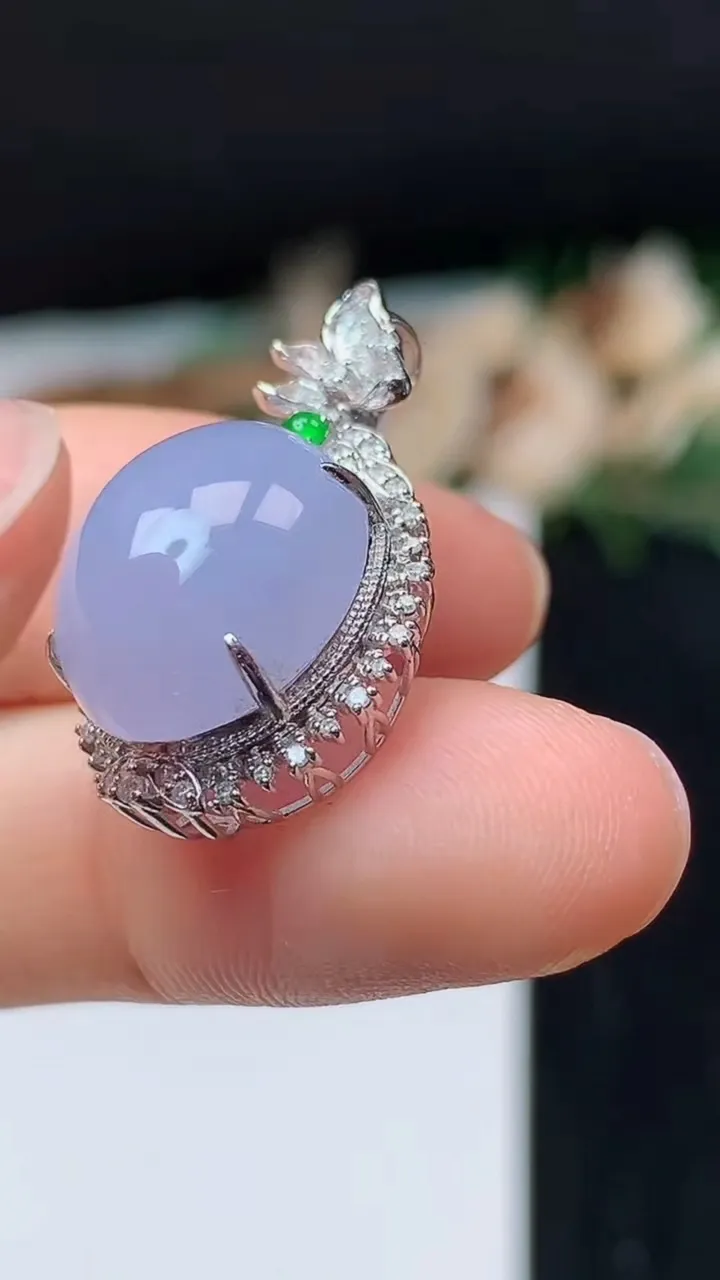 天然A货翡翠k金紫罗兰蛋面吊坠，尺寸25.8-15.9-11.8，裸石14.5-12.7，重量:4.32g
11月1日