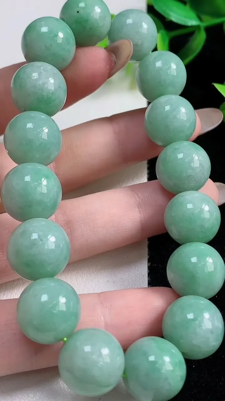 天然A货翡翠圆珠手串，尺寸13.2-16颗，重:64.36g11月1日
工厂直销收藏佳品,种好水足，色泽均匀，有种有色，上手高大气！