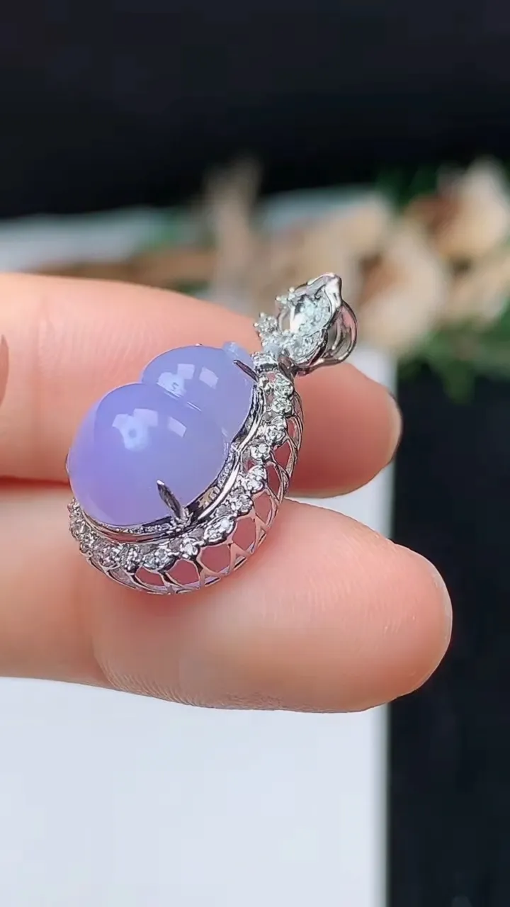 天然A货翡翠k金紫罗兰葫芦吊坠，尺寸24.2-13.8-10.5，裸石13.7-10.7，重量:2.53g
11月1日