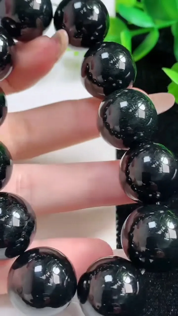 天然A货翡翠墨翠圆珠手串12颗，尺寸18，重:122.89g11月1日
工厂直销收藏佳品,种好水足，色泽均匀，有种有色，上手高大气！