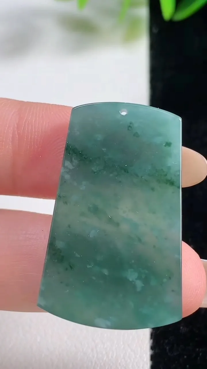 天然A货翡翠蓝水无事牌吊坠，尺寸33-21-3.4，重:7.29g
11月1日