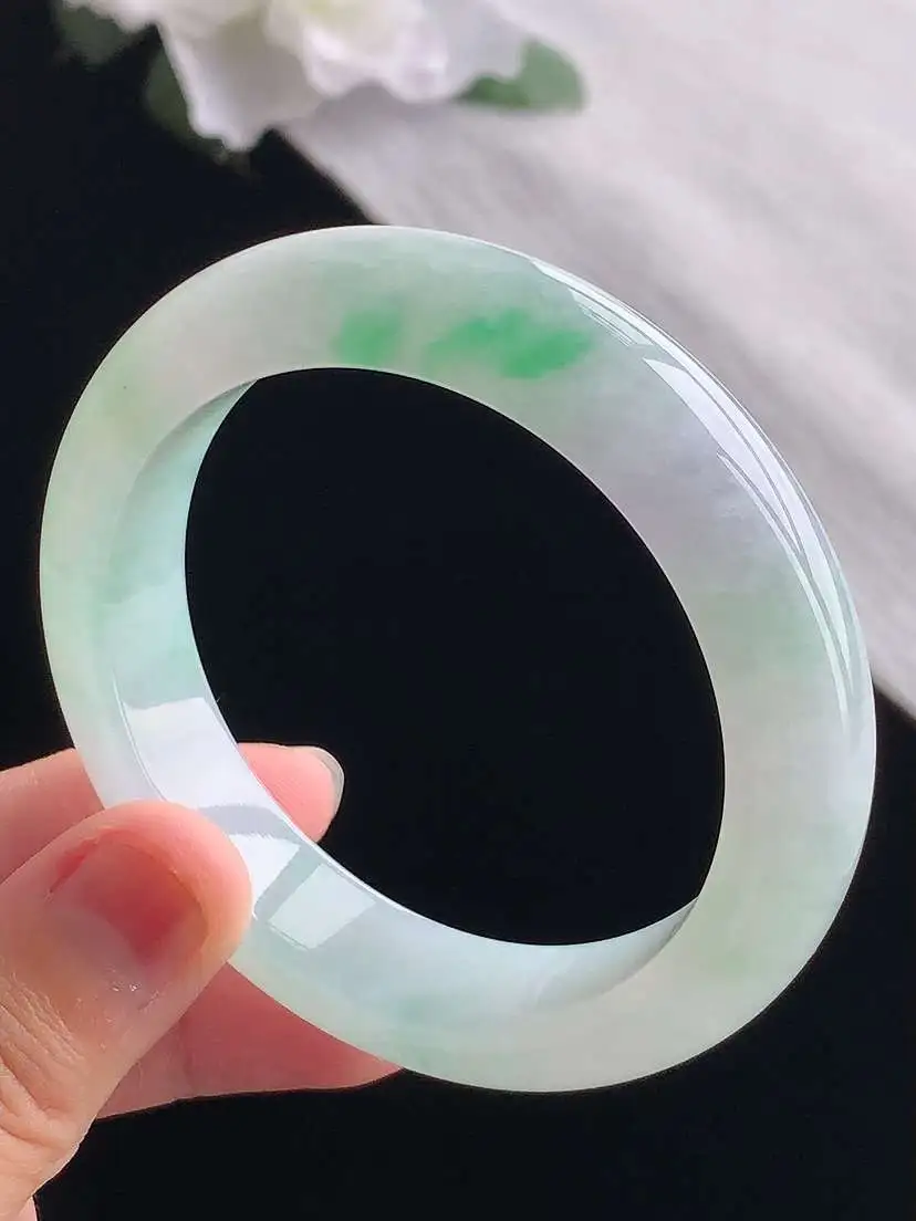 a货翡翠老坑冰种飘绿正装正圈手镯52-53小圈口  尺寸52.5×12.6×8.6mm 重量59.4
