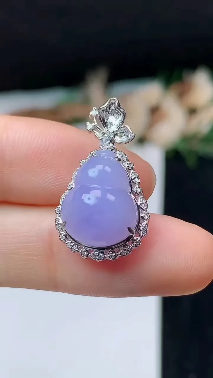 天然A货翡翠k金紫罗兰葫芦吊坠，尺寸24.2-13.8-10.5，裸石13.7-10.7，重量:2.53g
11月1日