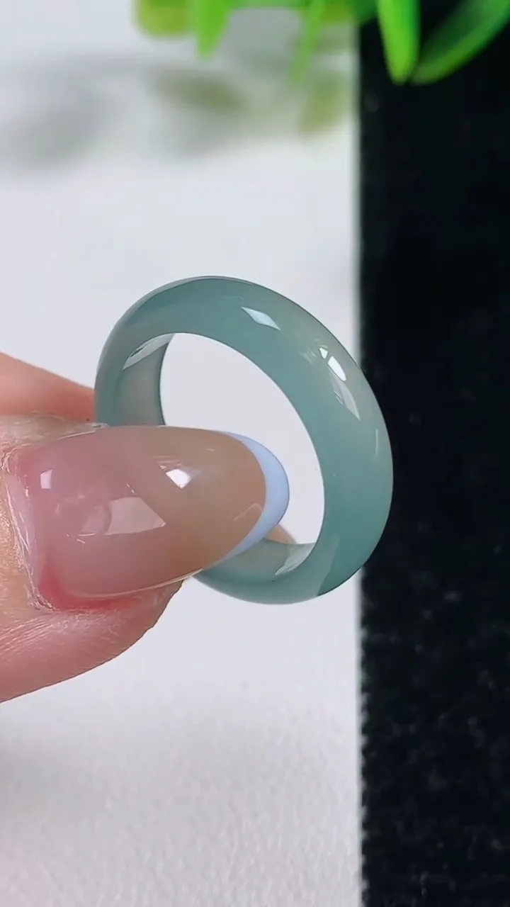 天然A货翡翠指环戒指，尺寸17.1-5.8-2.7，重:2.59g2025年11月1日
工厂直销收藏