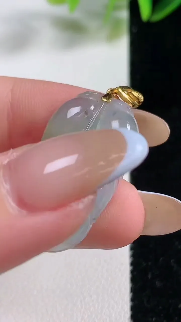 天然A货翡翠金枝玉叶 叶子吊坠，尺寸30.2-13-3.6，重:4.34g
11月1日