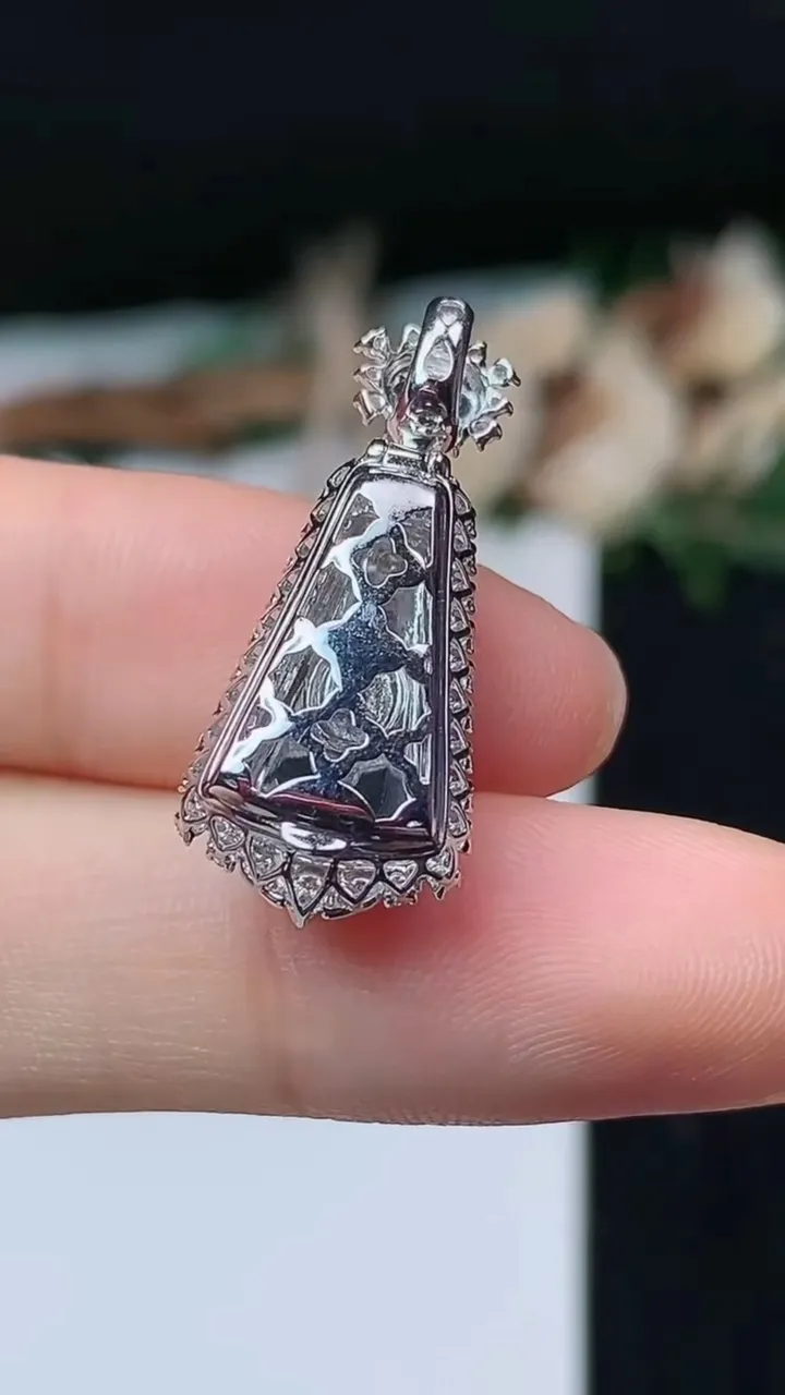 天然A货翡翠无事牌吊坠，尺寸27-11.8-8.4，裸石14.5-7.7，重量:2.82g
11月1日