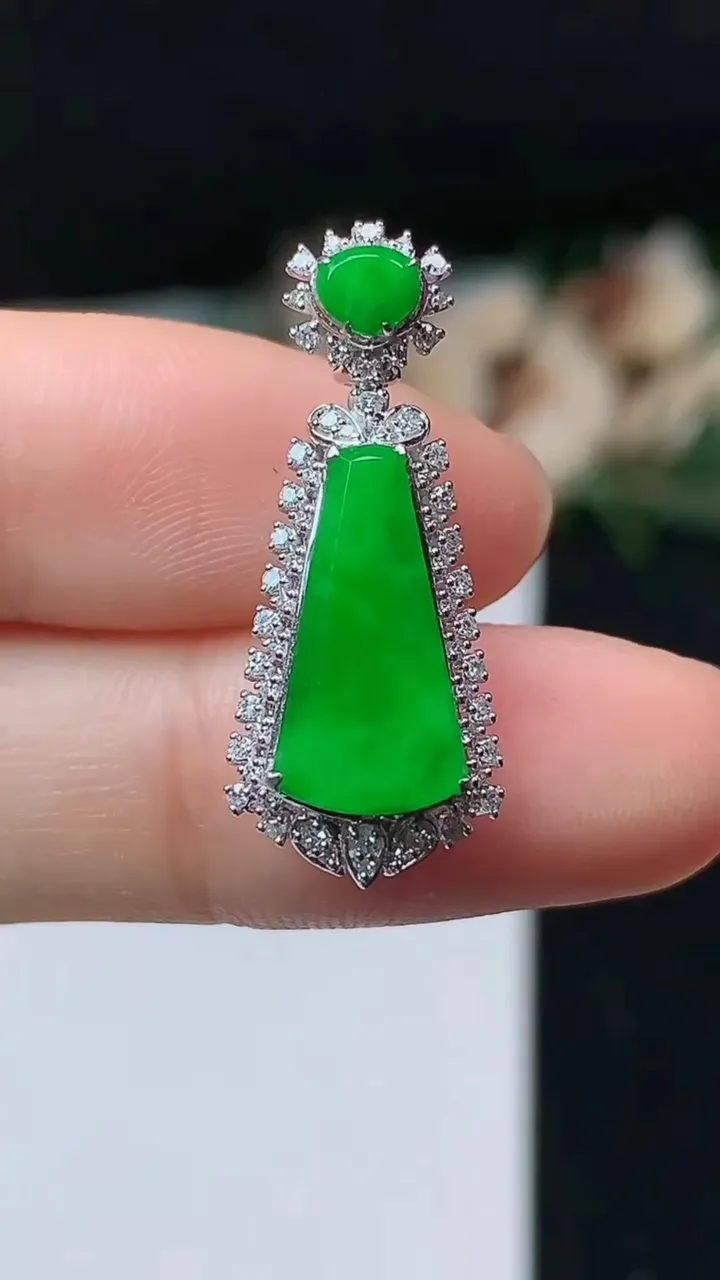 天然A货翡翠无事牌吊坠，尺寸27-11.3-8.2，裸石14.6-7，重量:2.67g
11月1日