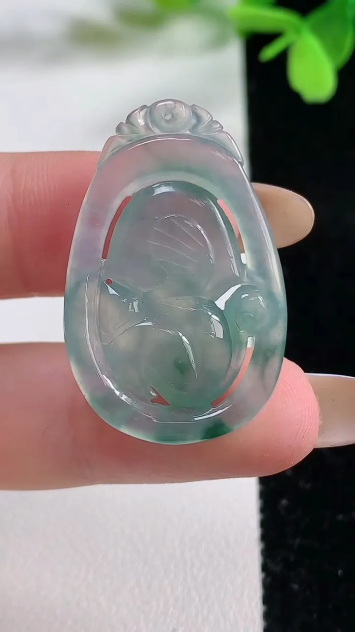 天然A货翡翠冰种飘花生肖猴吊坠，尺寸33.2-21.7-4.6，重:5.64g
11月1日