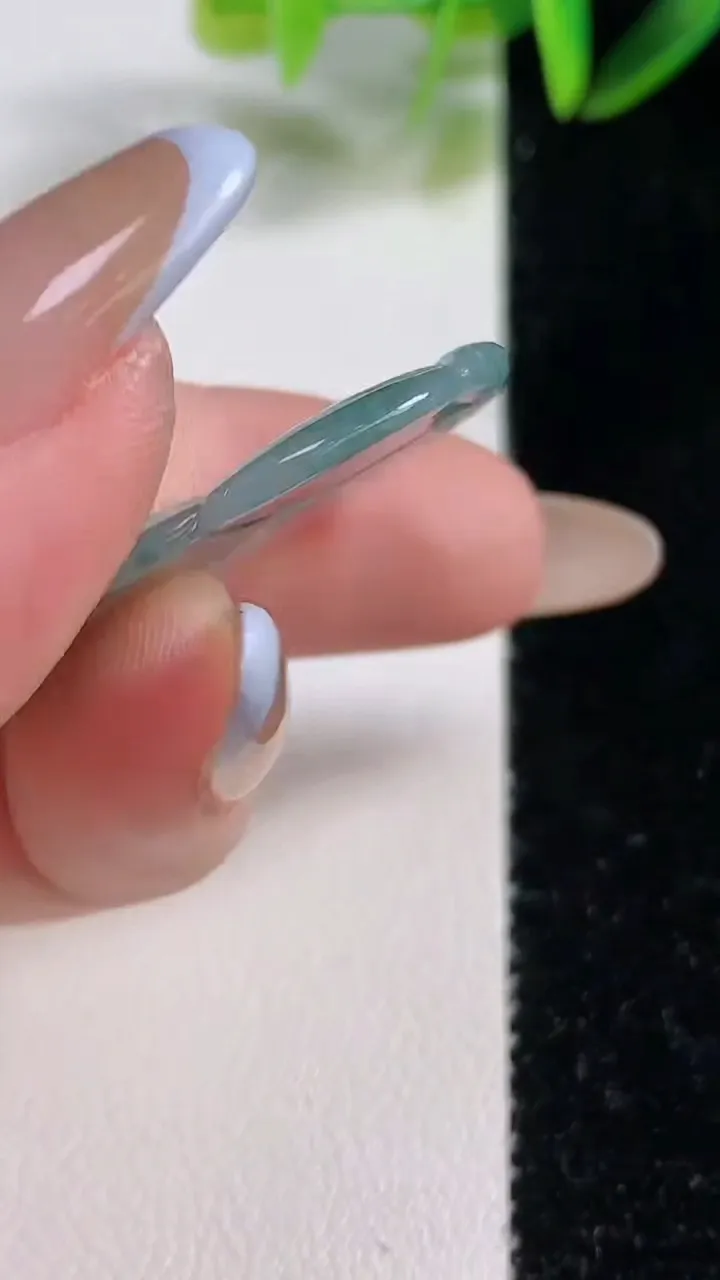 天然A货翡翠冰种飘花金枝玉叶 叶子吊坠，尺寸41.2-25.8-2.7，重:6.26g
11月1日