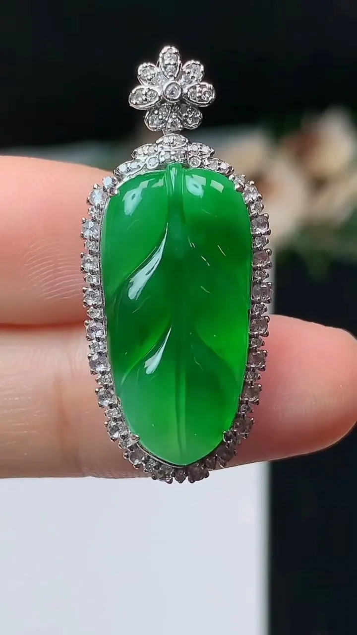 天然A货翡翠金枝玉叶 叶子吊坠，尺寸33.3-14.7-7.7，裸石22.5-11.2，重量:5.0