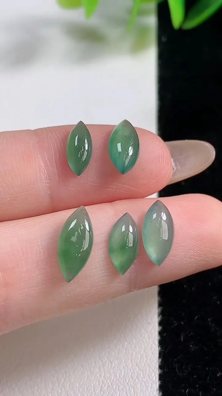 天然A货翡翠飘花随形镶嵌件一手，尺寸12-5.5-3，重:1.11g
11月1日