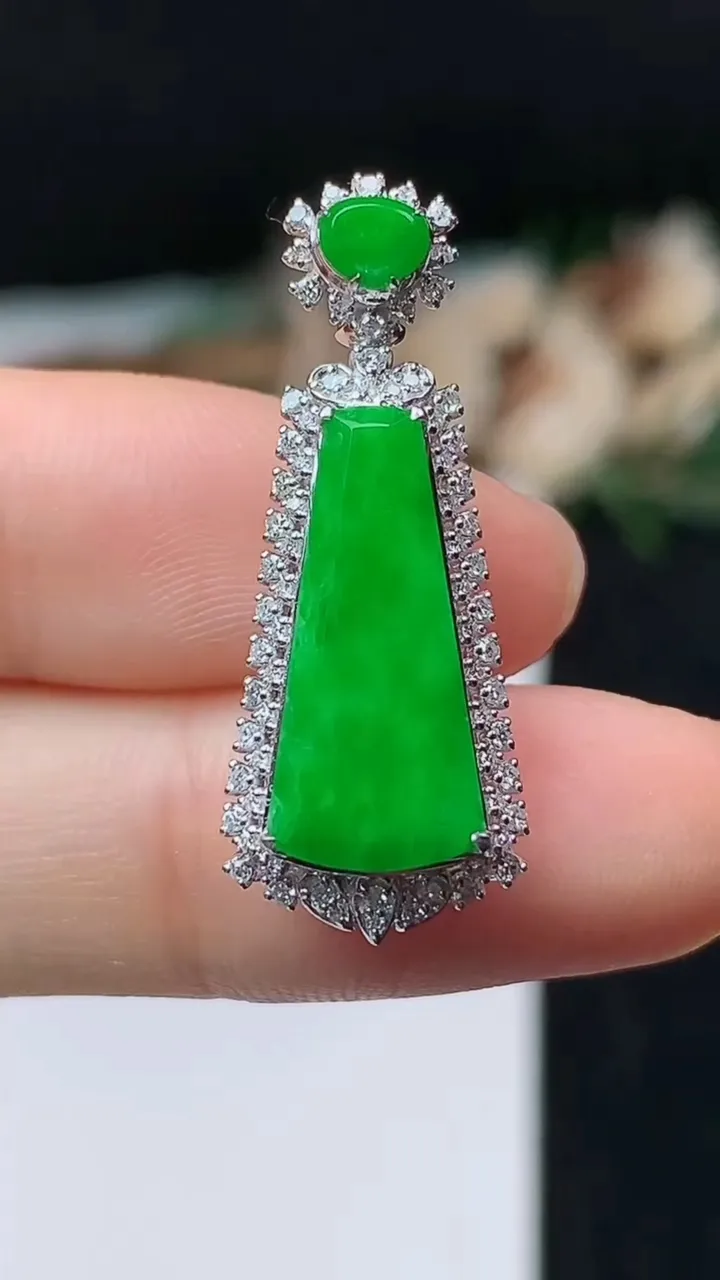 天然A货翡翠无事牌吊坠，尺寸30.2-12-8.3，裸石17.6-8，重量:3.17g
11月1日