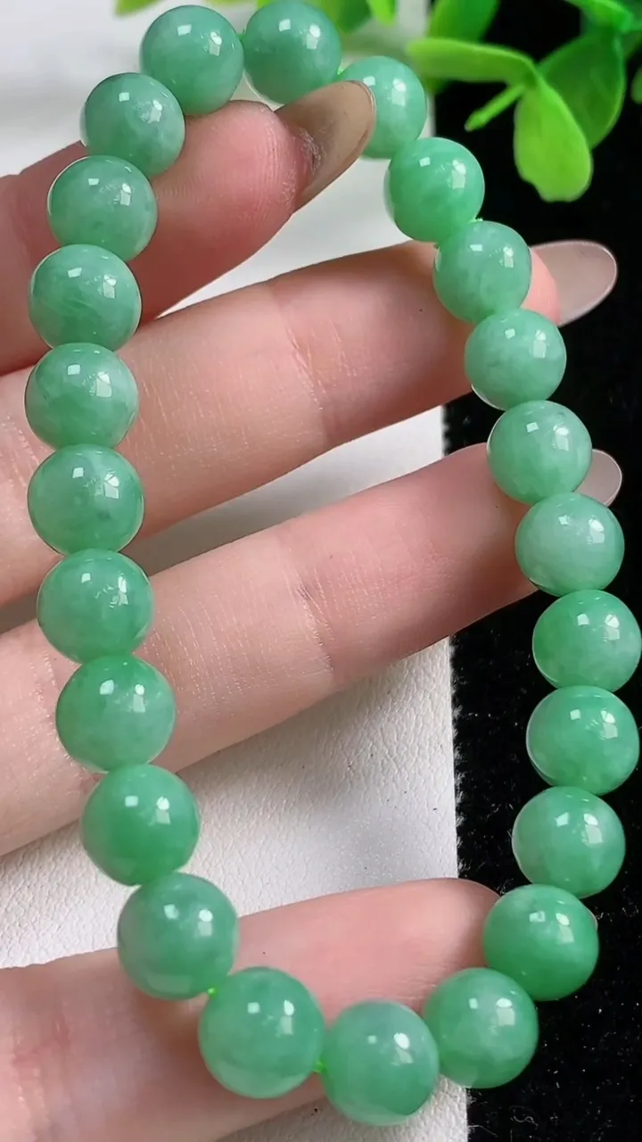 天然A货翡翠圆珠手串24颗，尺寸7.8，重:19.51g11月1日
工厂直销收藏佳品,种好水足，色泽均匀，有种有色，上手高大气！