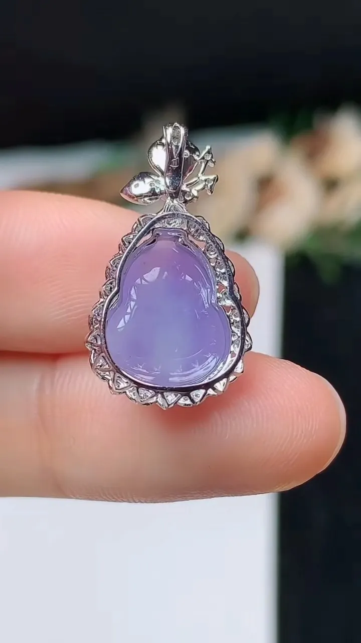 天然A货翡翠k金紫罗兰葫芦吊坠，尺寸22.9-13-9.2，裸石12.5-9.9
11月1日