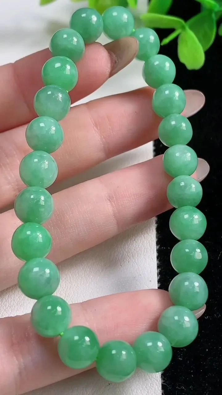天然A货翡翠圆珠手串24颗，尺寸7.8，重:19.51g11月1日
工厂直销收藏佳品,种好水足，色泽均匀，有种有色，上手高大气！