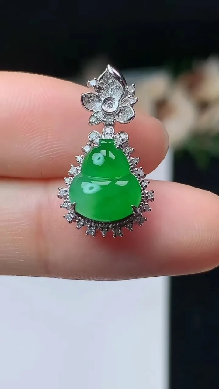 天然A货翡翠葫芦吊坠，尺寸21-11.7-8.6，裸石9.8-8.5，重量:2.10g
11月1日