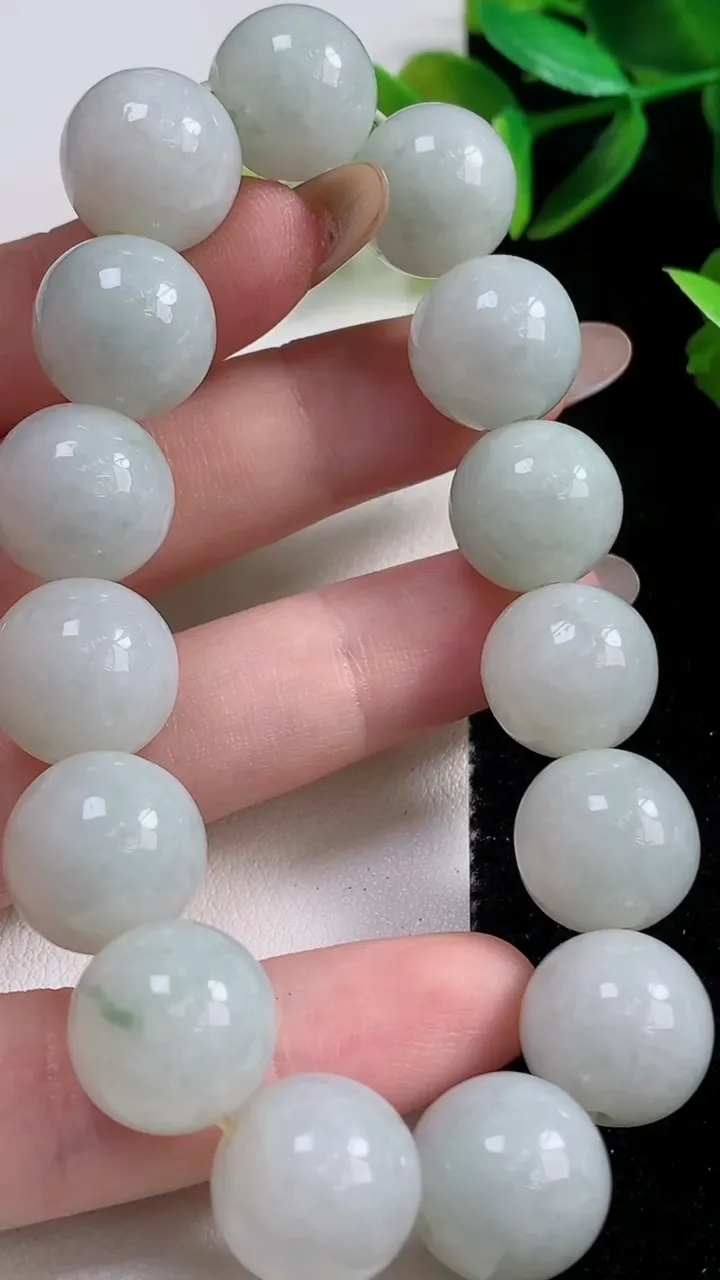 天然A货翡翠飘花圆珠手串15颗，尺寸13.5，重:64.31g11月1日
工厂直销收藏佳品,种好水足