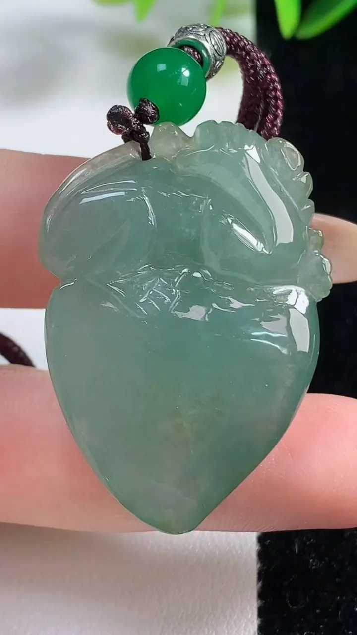天然A货翡翠寿桃吊坠，尺寸40-36.5-8，重:17.02g
11月1日