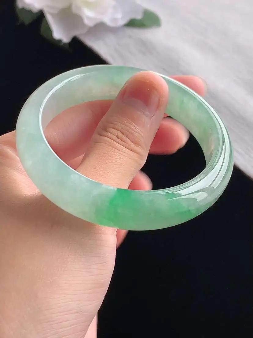 a货翡翠老坑冰种飘绿正装正圈手镯52-53小圈口  尺寸52.5×12.5×7.5mm 重量48.93g 1031