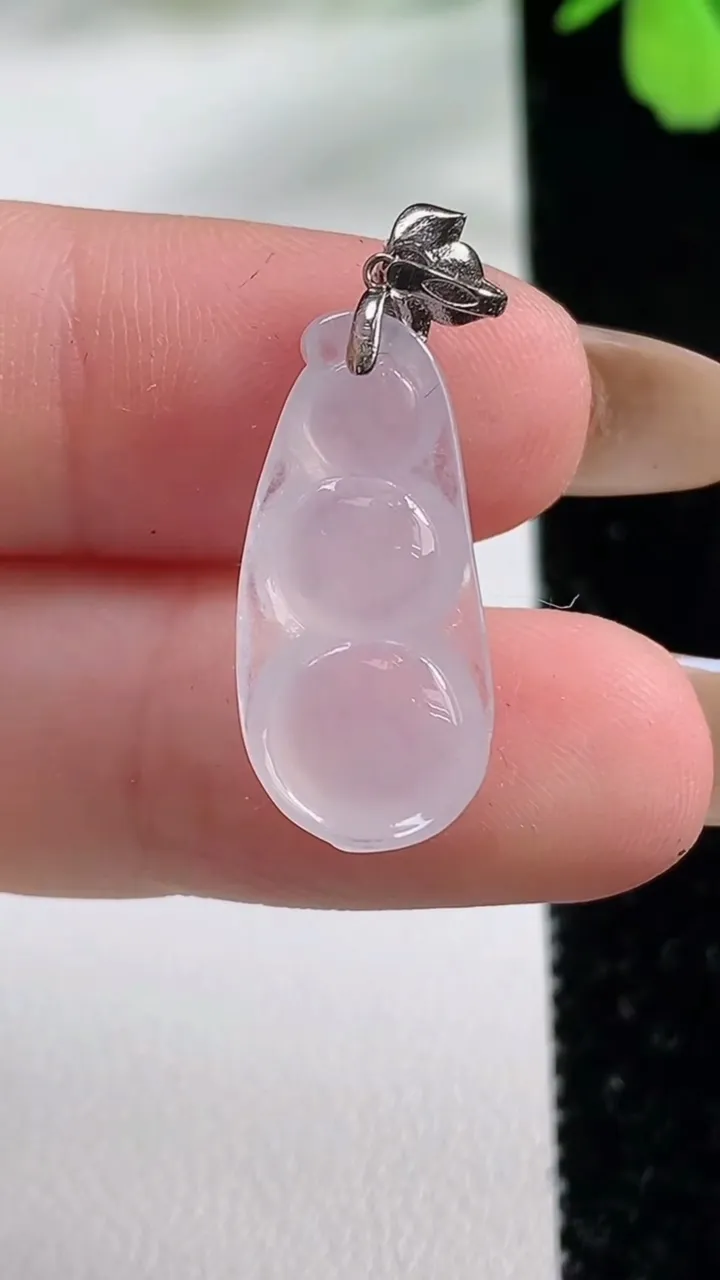 天然A货翡翠白冰福豆吊坠，尺寸22-10.3-5.2，重:2.11g
11月1日