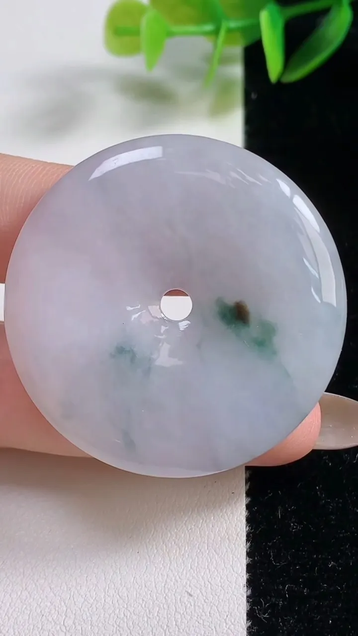 天然A货翡翠飘花平安扣吊坠，尺寸41.6-5.9，重:20.69g
11月1日