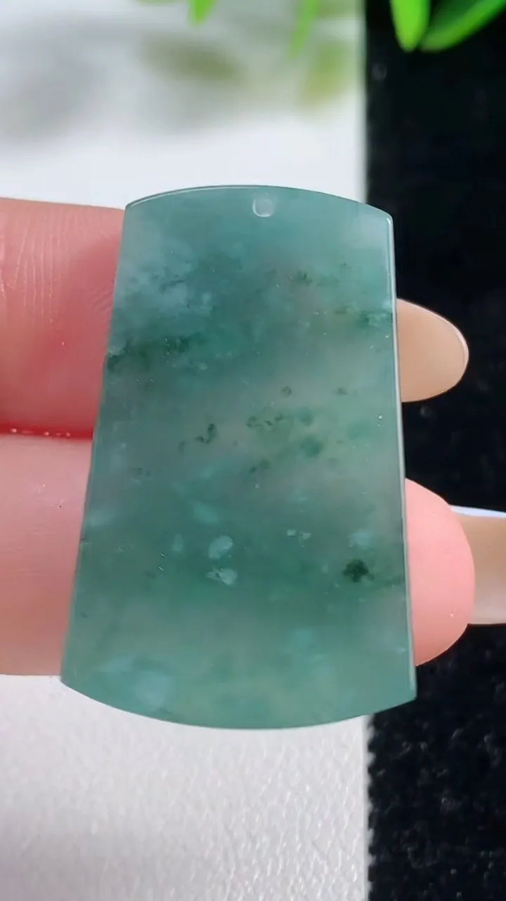 天然A货翡翠蓝水无事牌吊坠，尺寸33-21-3.4，重:7.29g
11月1日