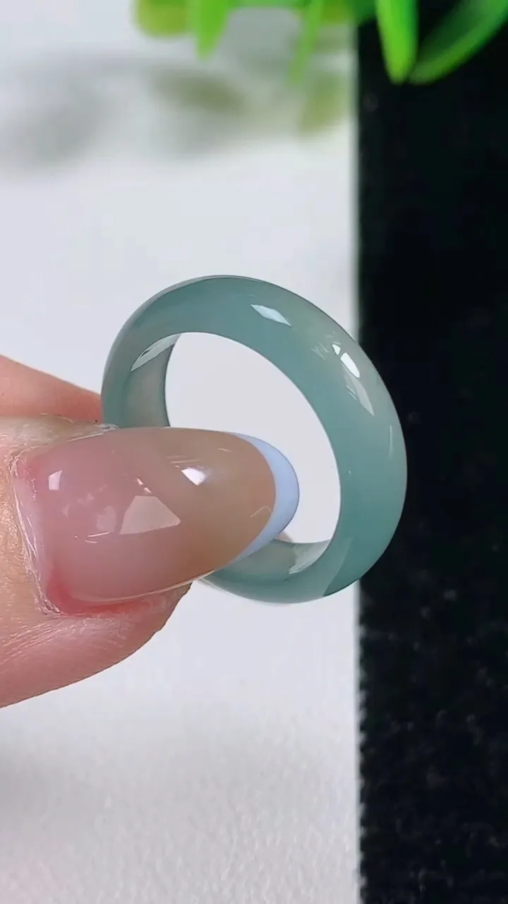 天然A货翡翠指环戒指，尺寸17.1-5.8-2.7，重:2.59g2025年11月1日
工厂直销收藏