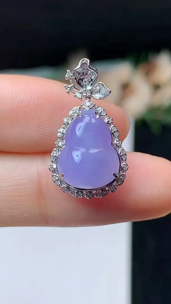 天然A货翡翠k金紫罗兰葫芦吊坠，尺寸22.9-13-9.2，裸石12.5-9.9
11月1日