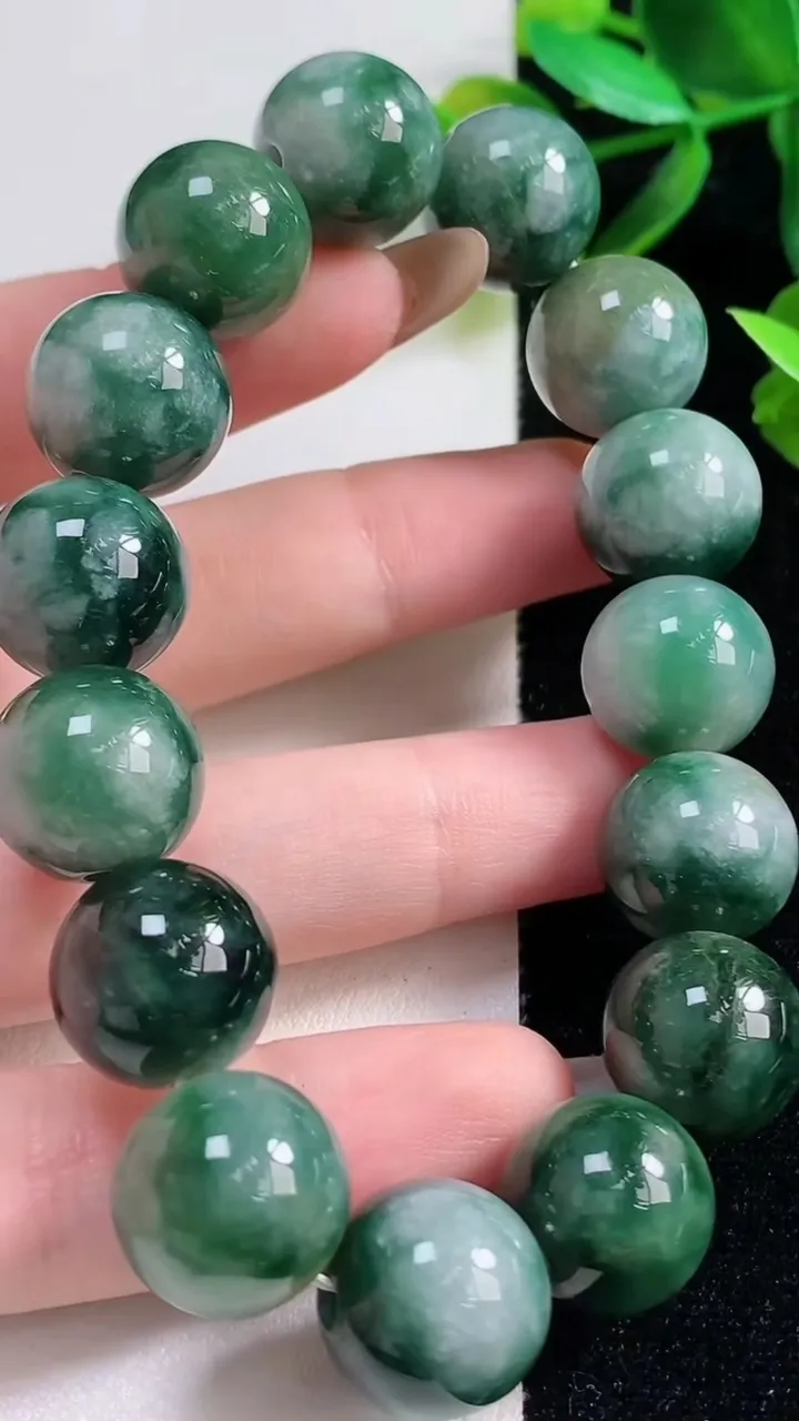 天然A货翡翠圆珠手串，尺寸14-15颗，重:70.94g11月1日
工厂直销收藏佳品,种好水足，色泽均匀，有种有色，上手高大气！