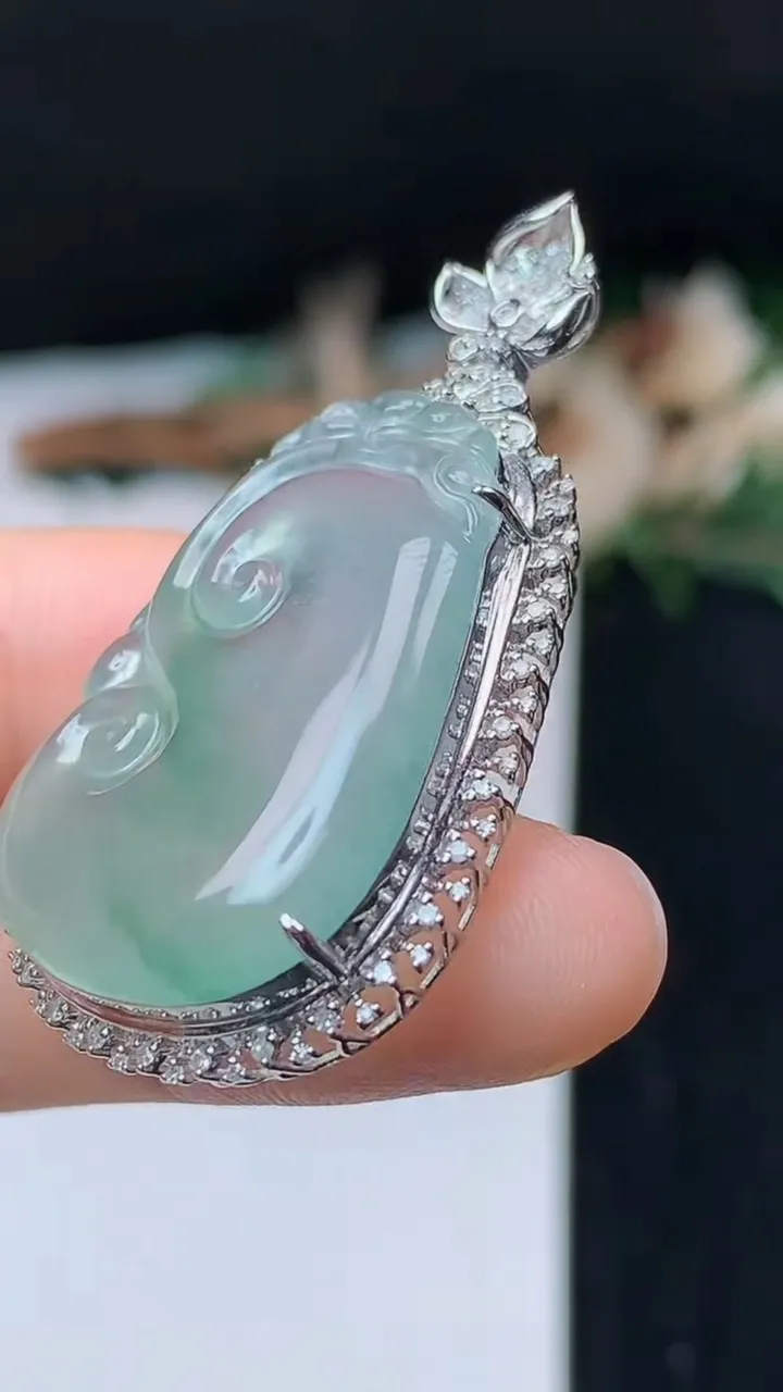 天然A货翡翠如意吊坠，尺寸44.5-23.9-9.4，裸石30.3-20.3，重量:7.51g
11月1日