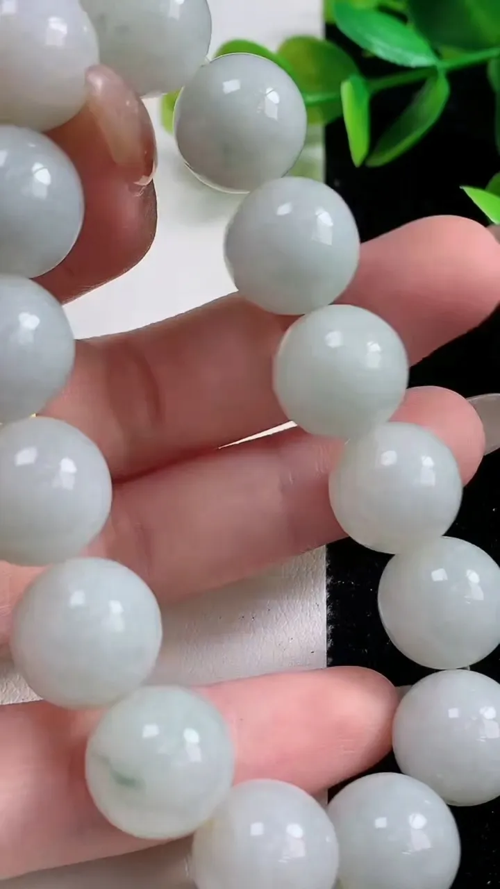 天然A货翡翠飘花圆珠手串15颗，尺寸13.5，重:64.31g11月1日
工厂直销收藏佳品,种好水足，色泽均匀，有种有色，上手高大气！