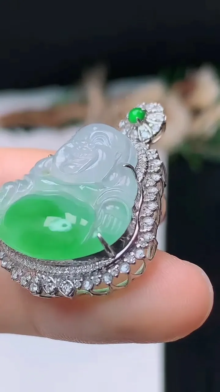 天然A货翡翠佛公吊坠，尺寸33.2-24.7-10.5，裸石20.4-21.2，重量:6.44g
11月1日